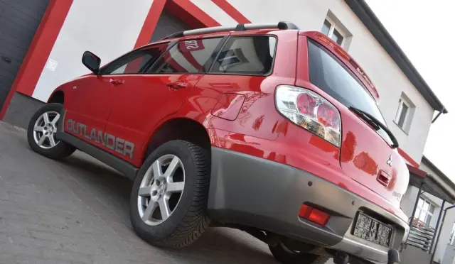 MITSUBISHI Outlander 