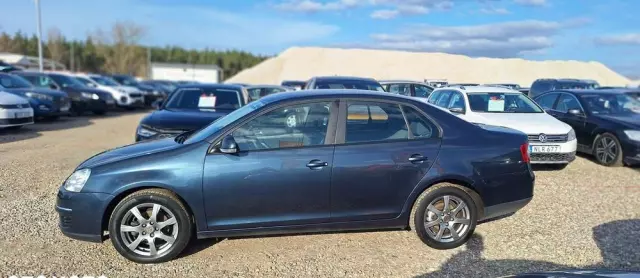 VOLKSWAGEN Jetta 