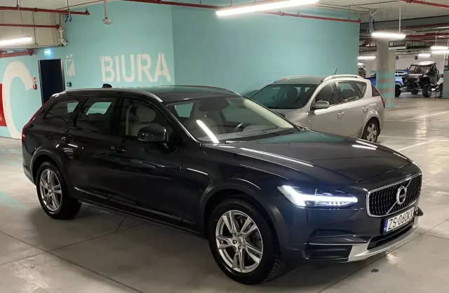 VOLVO V90 