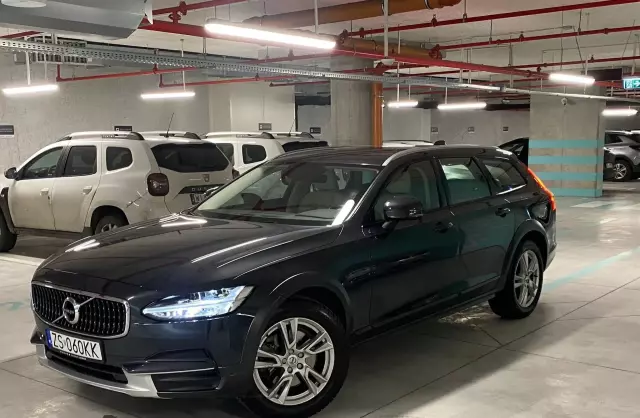 VOLVO V90 