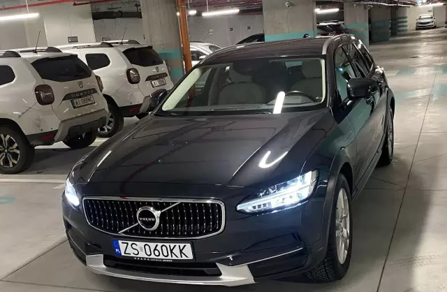 VOLVO V90 