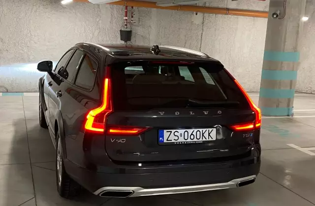 VOLVO V90 