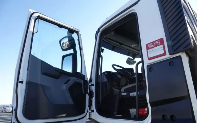 RENAULT C 430 / 8x4 / SKRZYNIOWY 7 M + HDS PALFINGER 33002 -wysów: 14,5 M / UDŹWIG 9800 KG / STEROWANIE RADIOWE / ROTATOR / EURO 6 