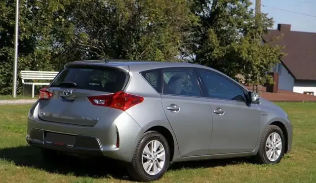 TOYOTA Auris 
