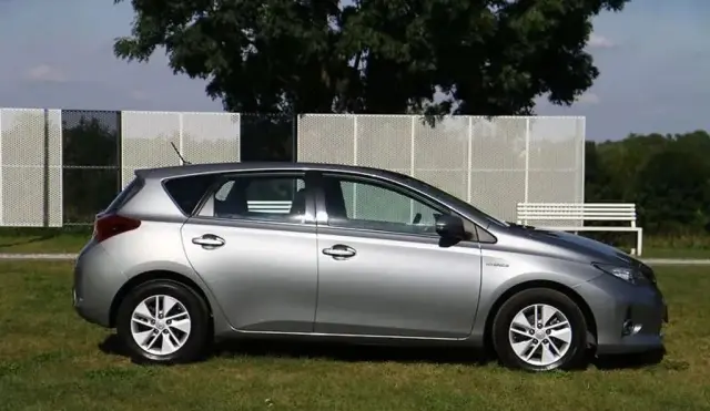 TOYOTA Auris 