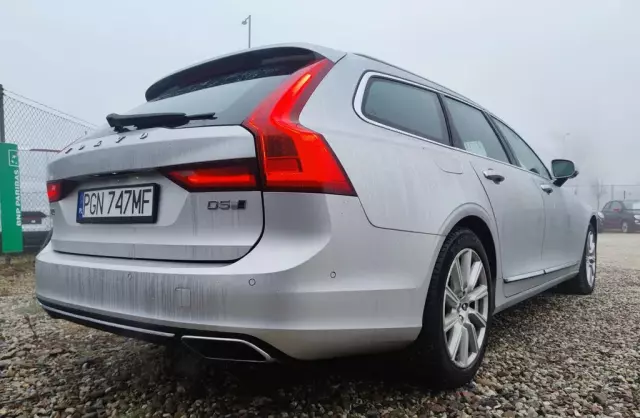 VOLVO V90 