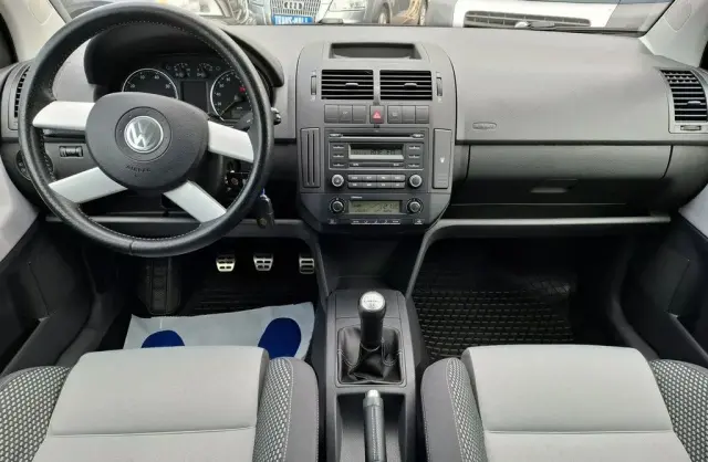 VOLKSWAGEN Polo 