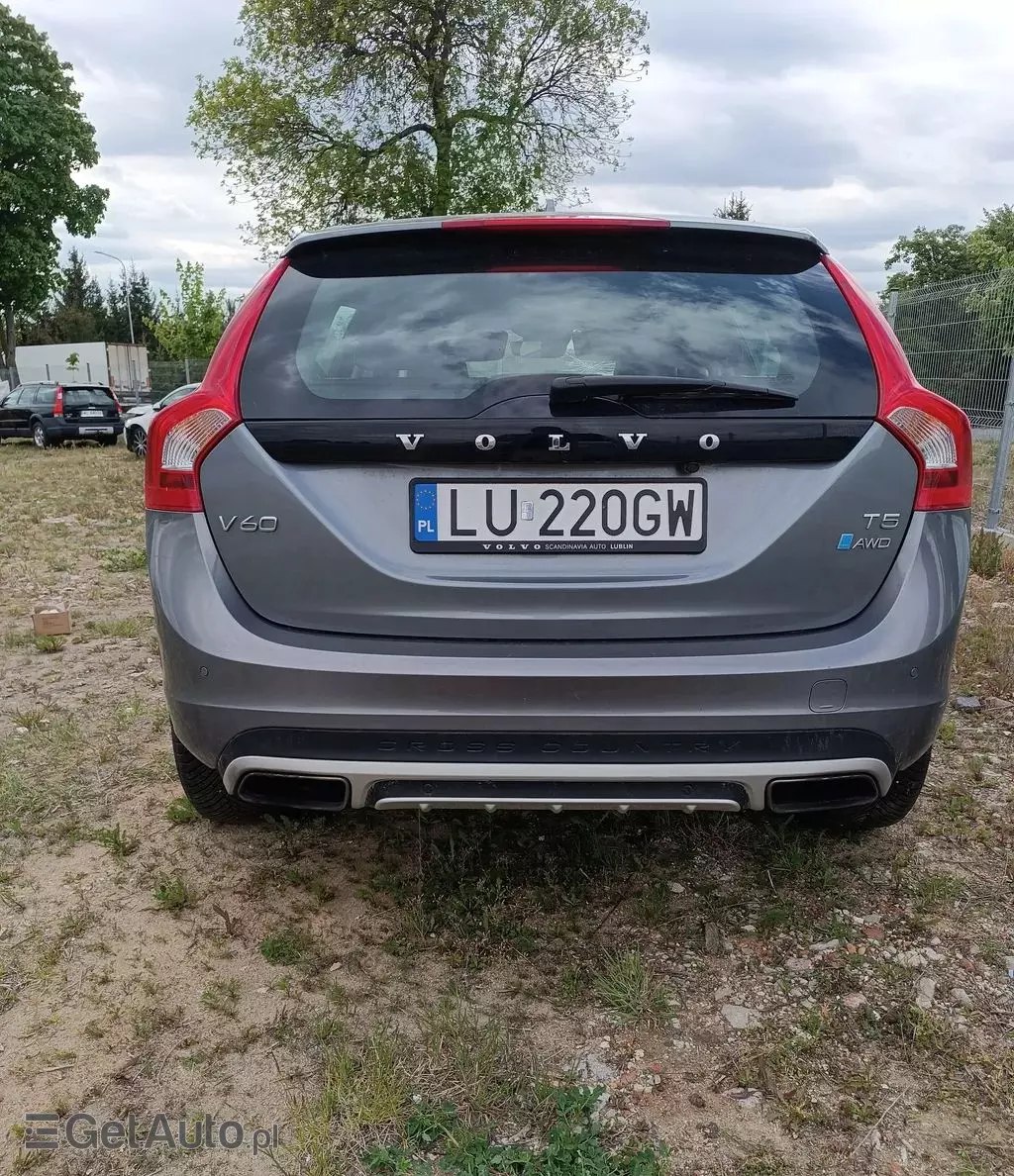 VOLVO V60 Cross Country 