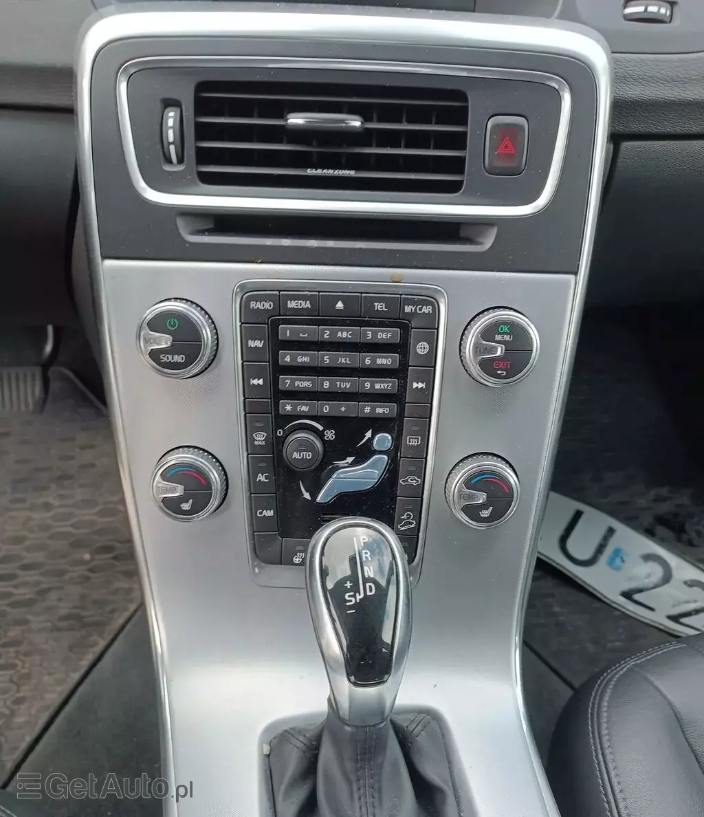 VOLVO V60 Cross Country 