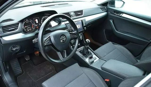 SKODA Superb 