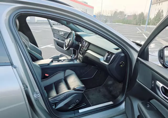VOLVO V60 D4 R-Design