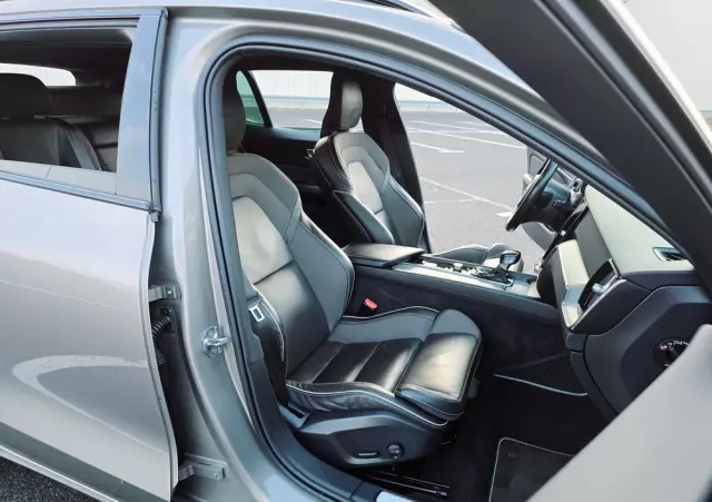 VOLVO V60 D4 R-Design