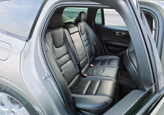 VOLVO V60 D4 R-Design