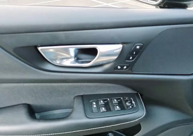 VOLVO V60 D4 R-Design