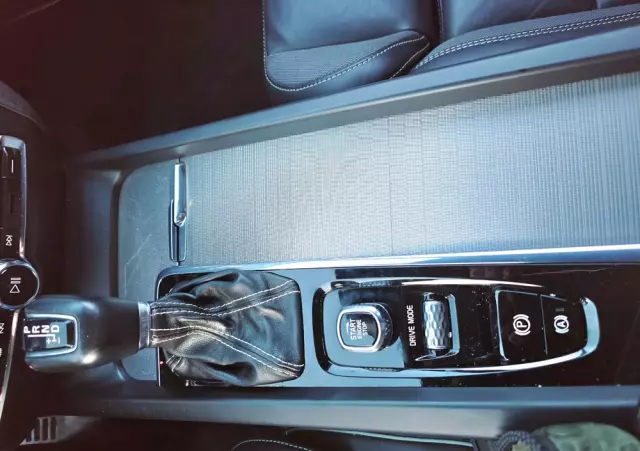 VOLVO V60 D4 R-Design