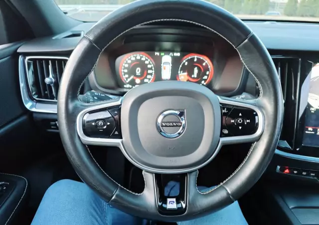 VOLVO V60 D4 R-Design