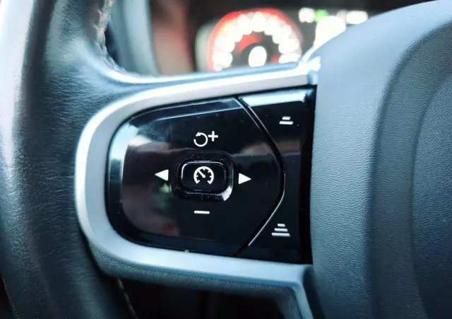 VOLVO V60 D4 R-Design