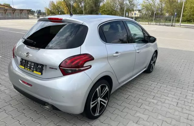 PEUGEOT 208 