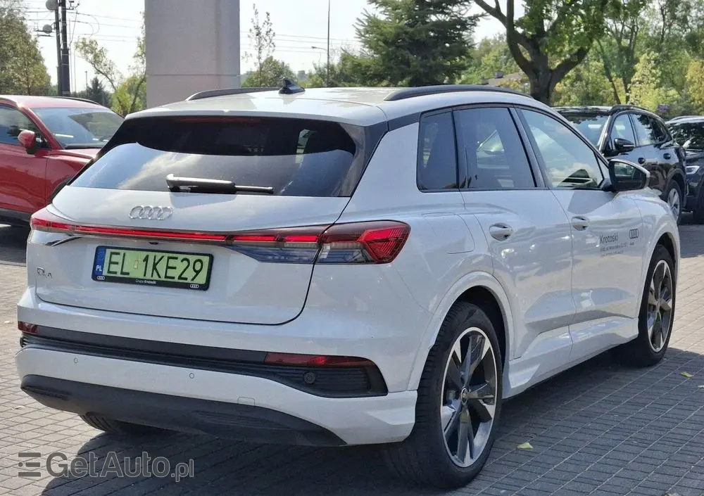 AUDI Q4 e-tron 