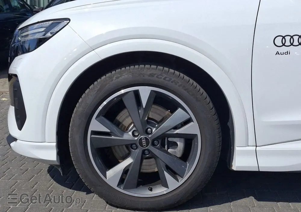 AUDI Q4 e-tron 