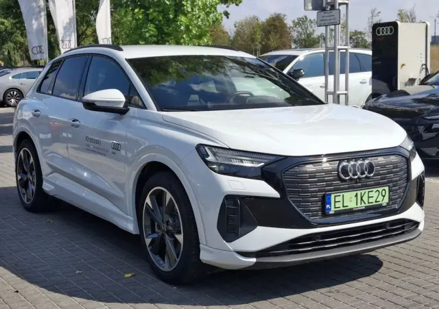 AUDI Q4 e-tron 