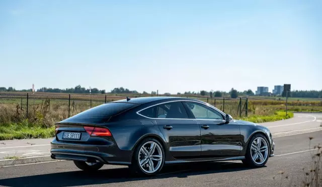 AUDI S7 