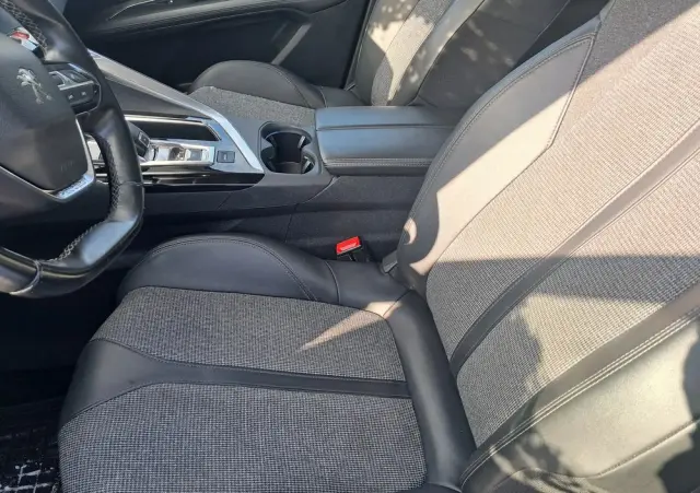 PEUGEOT 3008 BlueHDi 130 Stop & Start EAT8 Allure Business-Paket