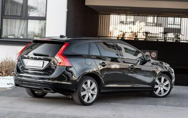 VOLVO V60 