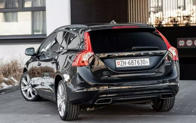VOLVO V60 