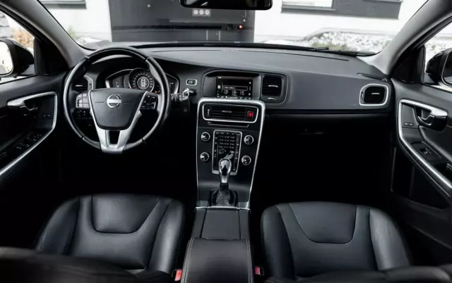 VOLVO V60 