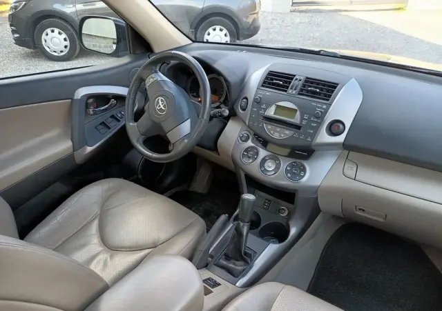 TOYOTA RAV4 2.0 VVT-i Premium