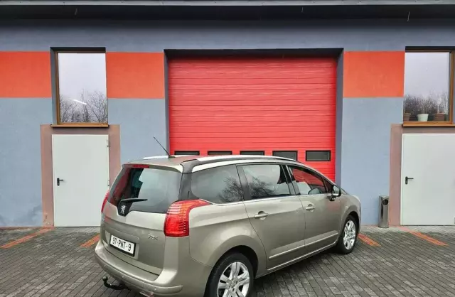 PEUGEOT 5008 