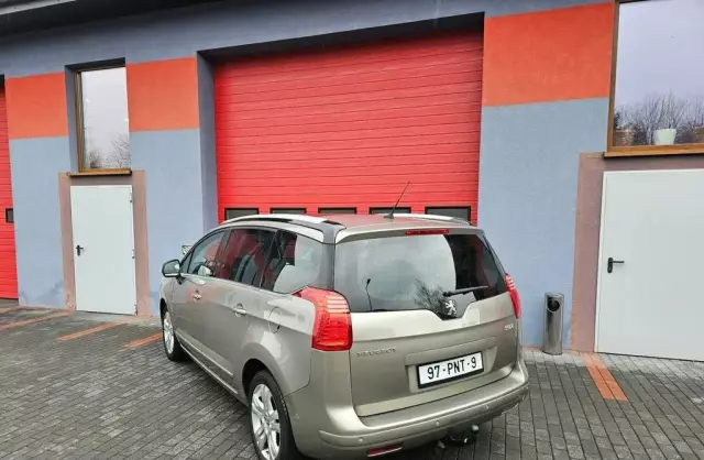 PEUGEOT 5008 