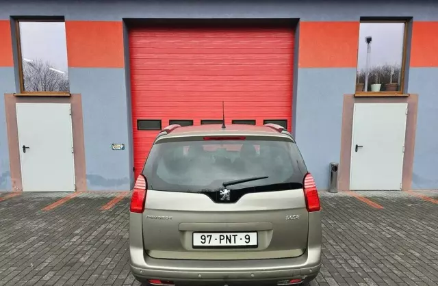 PEUGEOT 5008 