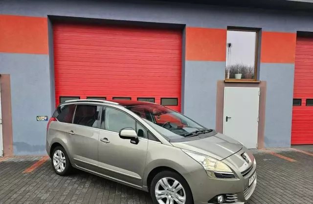 PEUGEOT 5008 