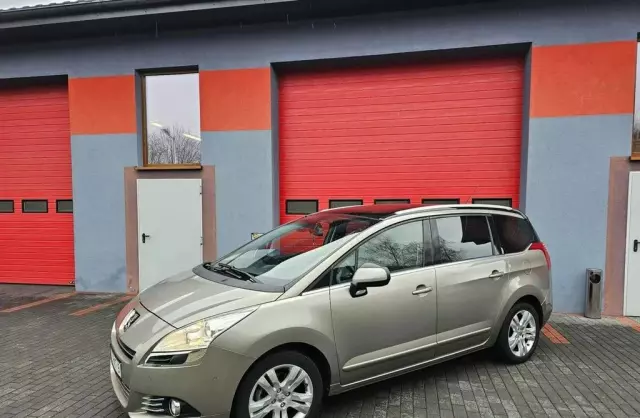 PEUGEOT 5008 