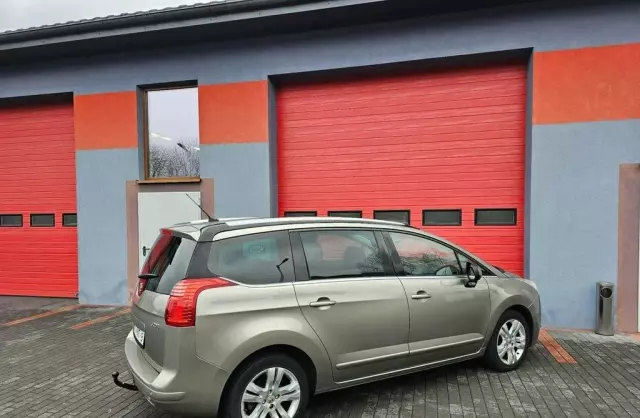 PEUGEOT 5008 