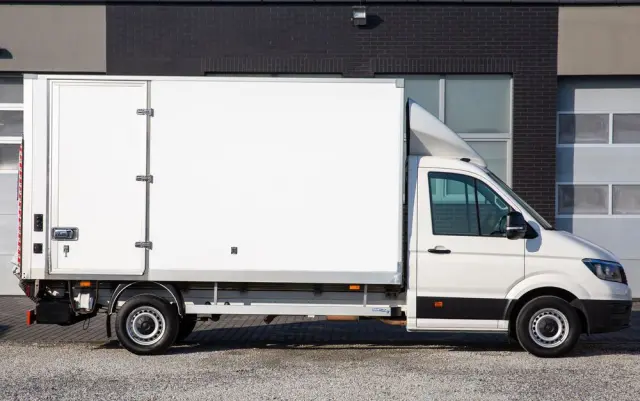 VOLKSWAGEN Crafter 177KM 8ep KONTENER + WINDA dHollandia 750kg + DRZWI BOCZNE 