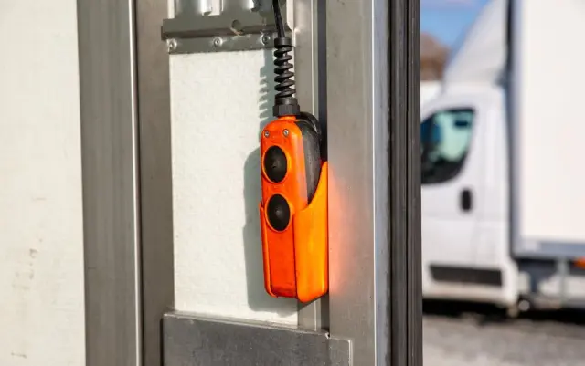 VOLKSWAGEN Crafter 177KM 8ep KONTENER + WINDA dHollandia 750kg + DRZWI BOCZNE 