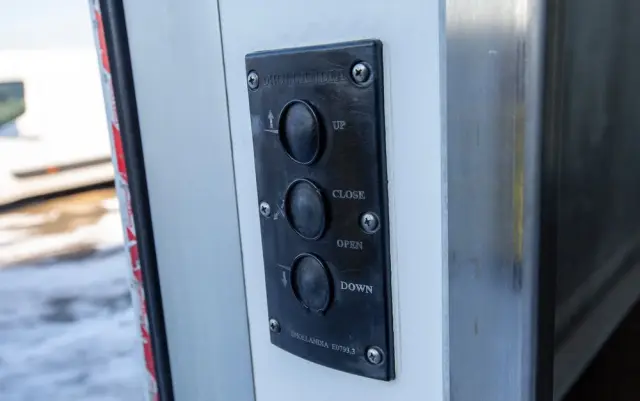 VOLKSWAGEN Crafter 177KM 8ep KONTENER + WINDA dHollandia 750kg + DRZWI BOCZNE 