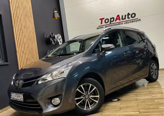 TOYOTA Verso 