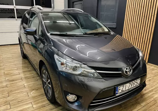 TOYOTA Verso 