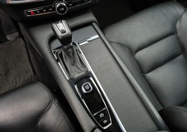 VOLVO V90 D4 AWD Geartronic Momentum Pro