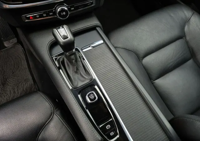 VOLVO V90 D4 AWD Geartronic Momentum Pro