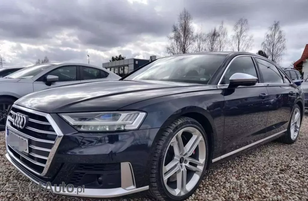 AUDI S8 