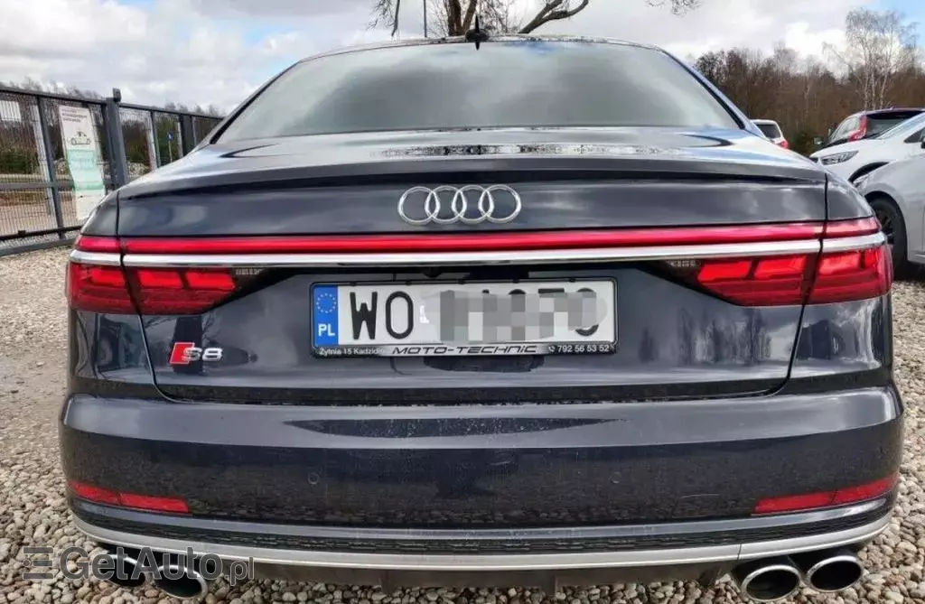 AUDI S8 