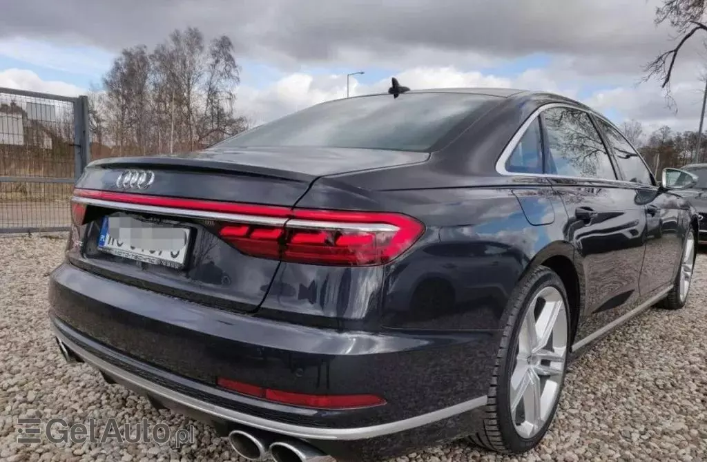 AUDI S8 