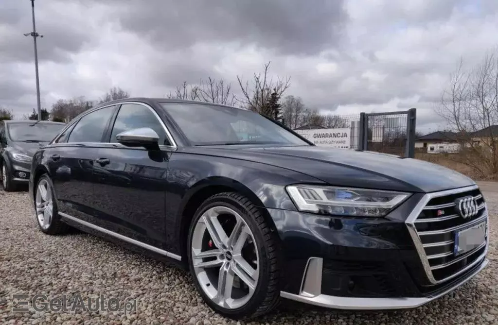 AUDI S8 