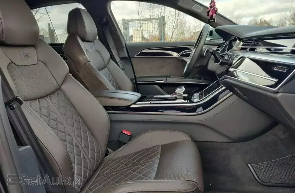 AUDI S8 
