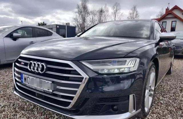 AUDI S8 